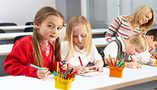 Ni&ntilde;os aprendiendo ingl&eacute;s en academia